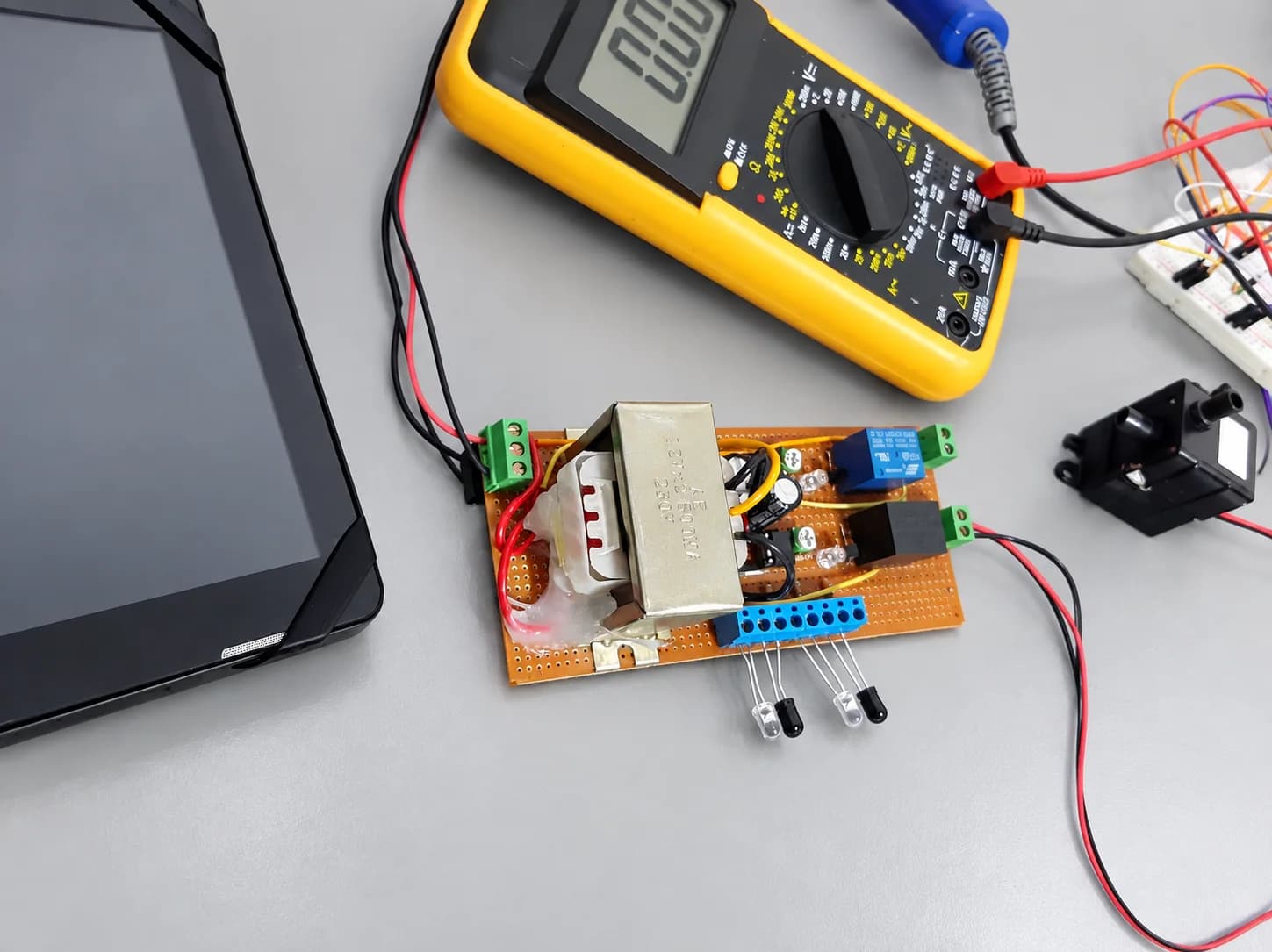 AI-enhanced automatic wash-basin sensor controller research test bench